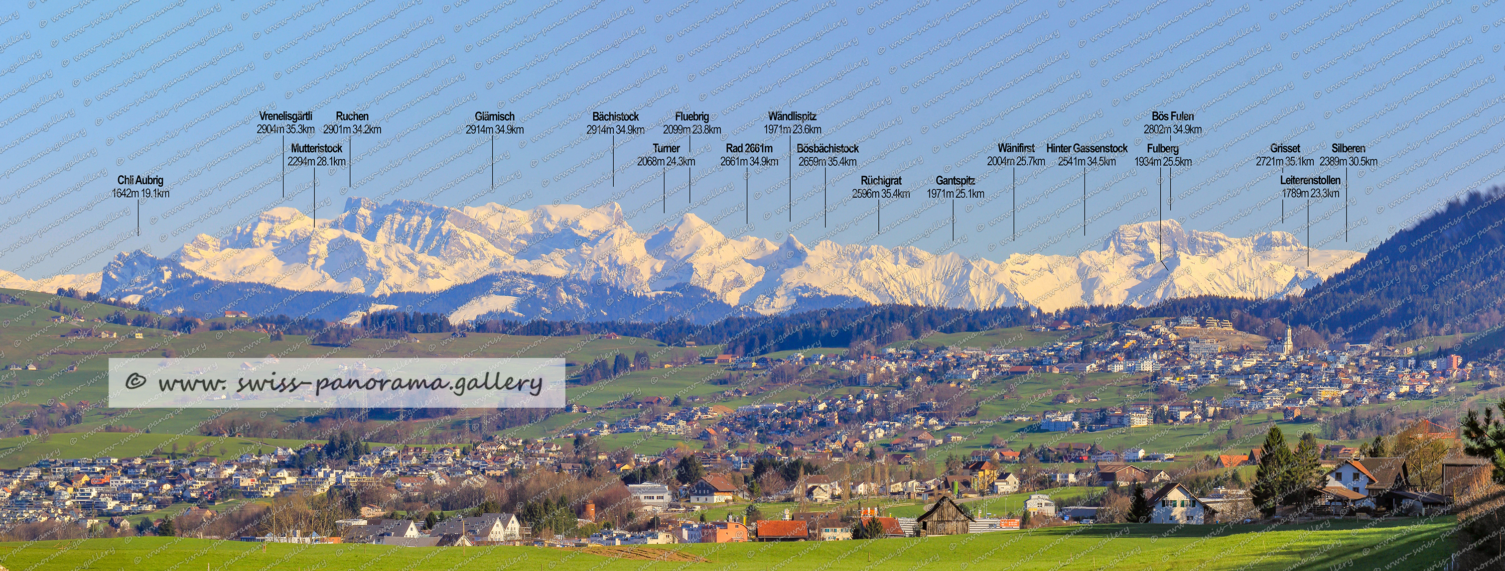 Schweizer Alpenpanorama Blick auf Schindellegi mit den schneebedeckten Schwyzer und Glarner Alpen