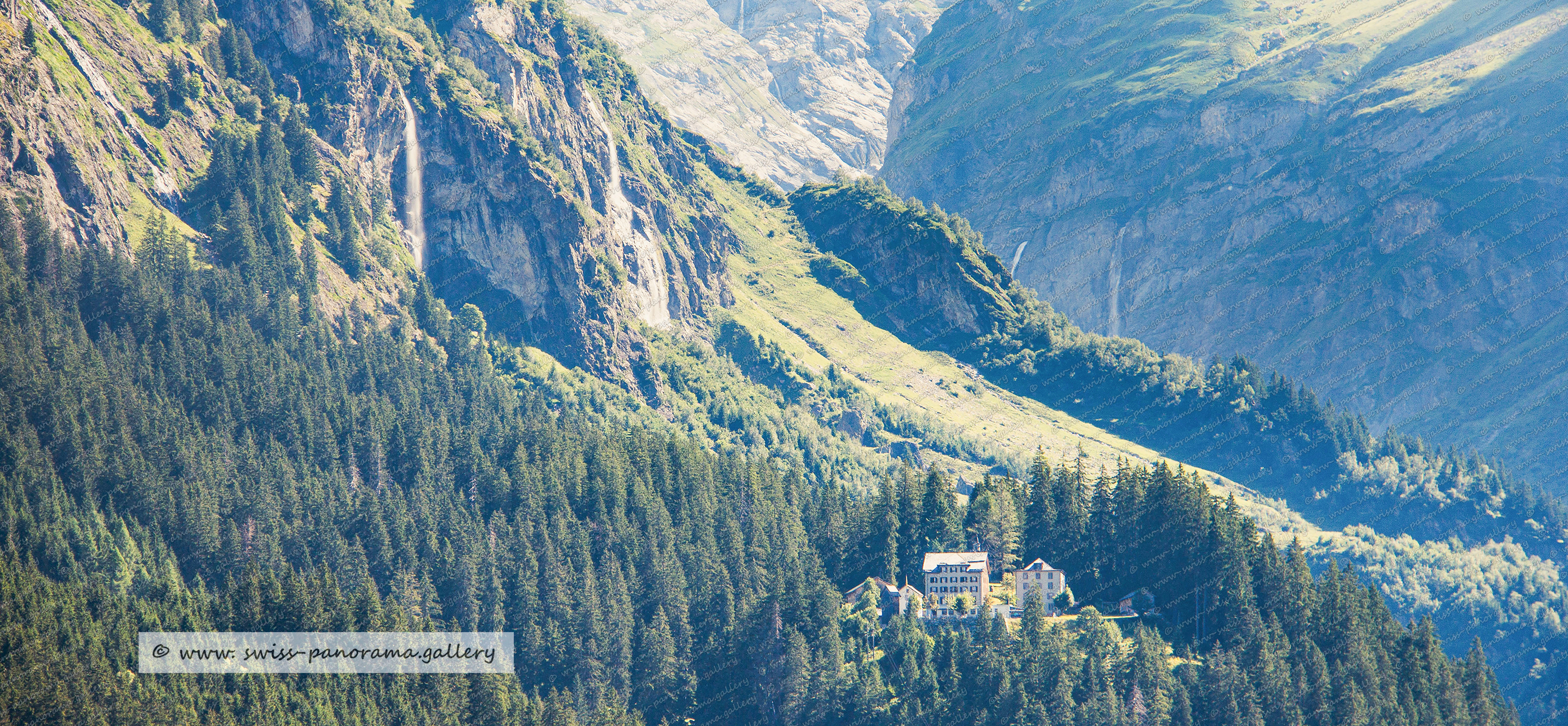 Beschriftetes Alpenpanorama vom Maderanertal Sichtbare Gipfel,  Maderanertal Sichtbare Gipfel, Bockistock 1941m 2.2km, Eigenstock 2154m, Chli Windgällen 2987m, Gross Windgällen 3187m, Wilderegg 2393m, Steintal 2582m, Furggelihorn 2765m 4.1km ,  Rigg 2019m, Chli Bristen 2202m, Stucklistock 3313m, Fleckistock 3417m, Gemsplanggenstöckli 2416m, Rot Bristen 2765m, Bristen 3073m , Sunnig Wichel 2910m, Zwächten 2853m, Sunnig Wichel 2910m, Hüfistöcklenen 2393m, Hüfihütte 2334m 4.1km, Hinterbalm 1915m, Hinterbalm 1915m, Tschingel Stöck 2873m 4.8km, Zinggen 2607m,  Stotzig Grat 2990m,  Straligen Stöckli 2928m,  Straligen Stöckli 2928m,  Chli Düssi 3125m,  Gross Düssi 3256m, Schwarzstöckli 2572m, Oberalpstock 3328, Bänderstock 2806m, Fruttstock 2837m,   Hochbocki 2604 m, Gemsplanggenstöckli 2809m, Hinterbalm 1915m, Hoch Rinderbiel 2010m,  Höchen Schijen 2843m, Swiss Alps