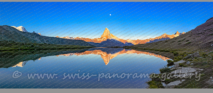 Zermatt Stellisee Morgenrot und Vollmond über dem Matterhorn Schweizer Alpenpanorama